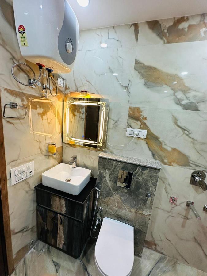 Hotel Samrat Residency 10 Mints Walking Distance Nizamuddin Railway Station New Delhi Bagian luar foto