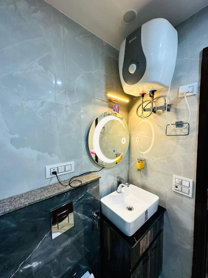Hotel Samrat Residency 10 Mints Walking Distance Nizamuddin Railway Station New Delhi Bagian luar foto