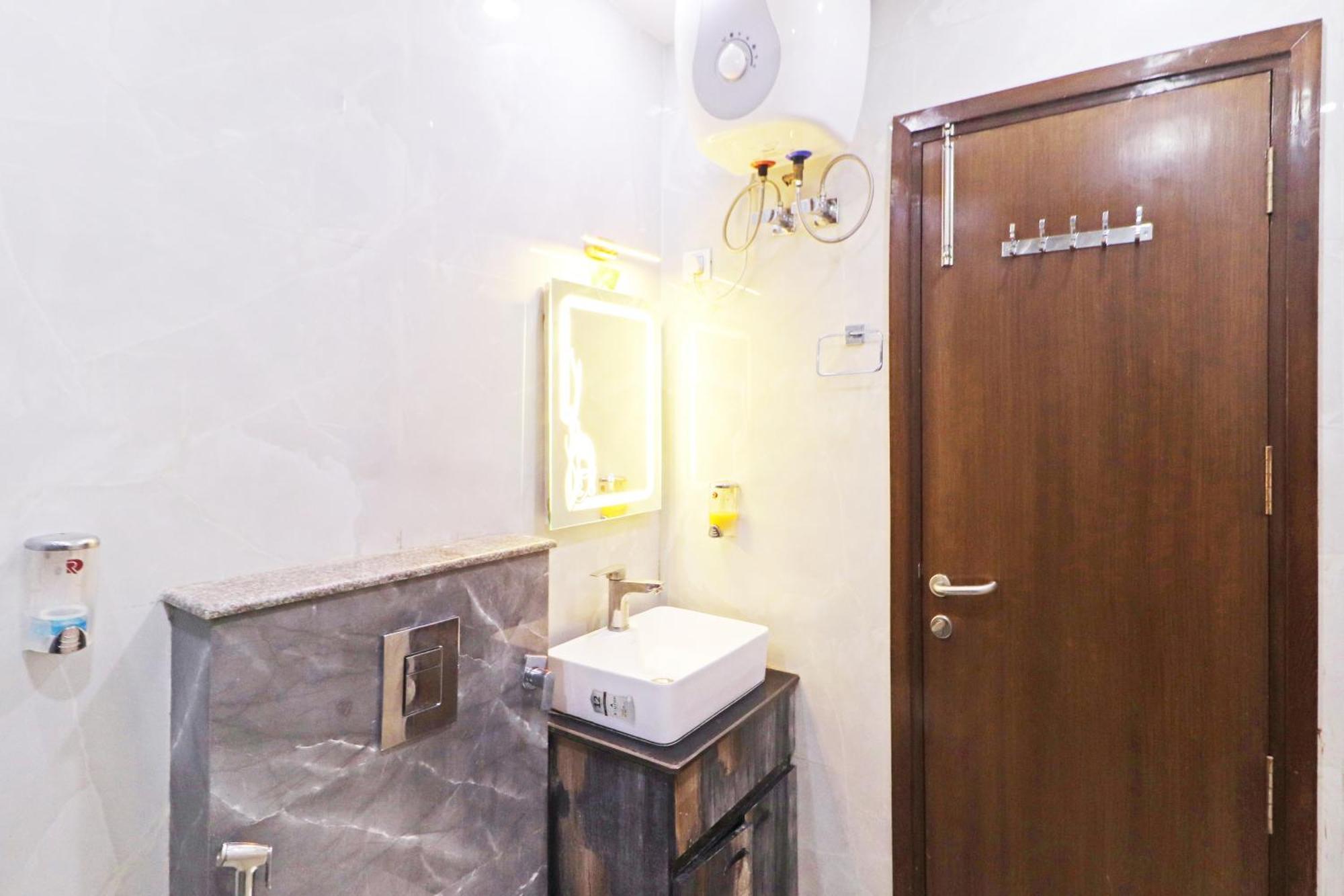 Hotel Samrat Residency 10 Mints Walking Distance Nizamuddin Railway Station New Delhi Bagian luar foto