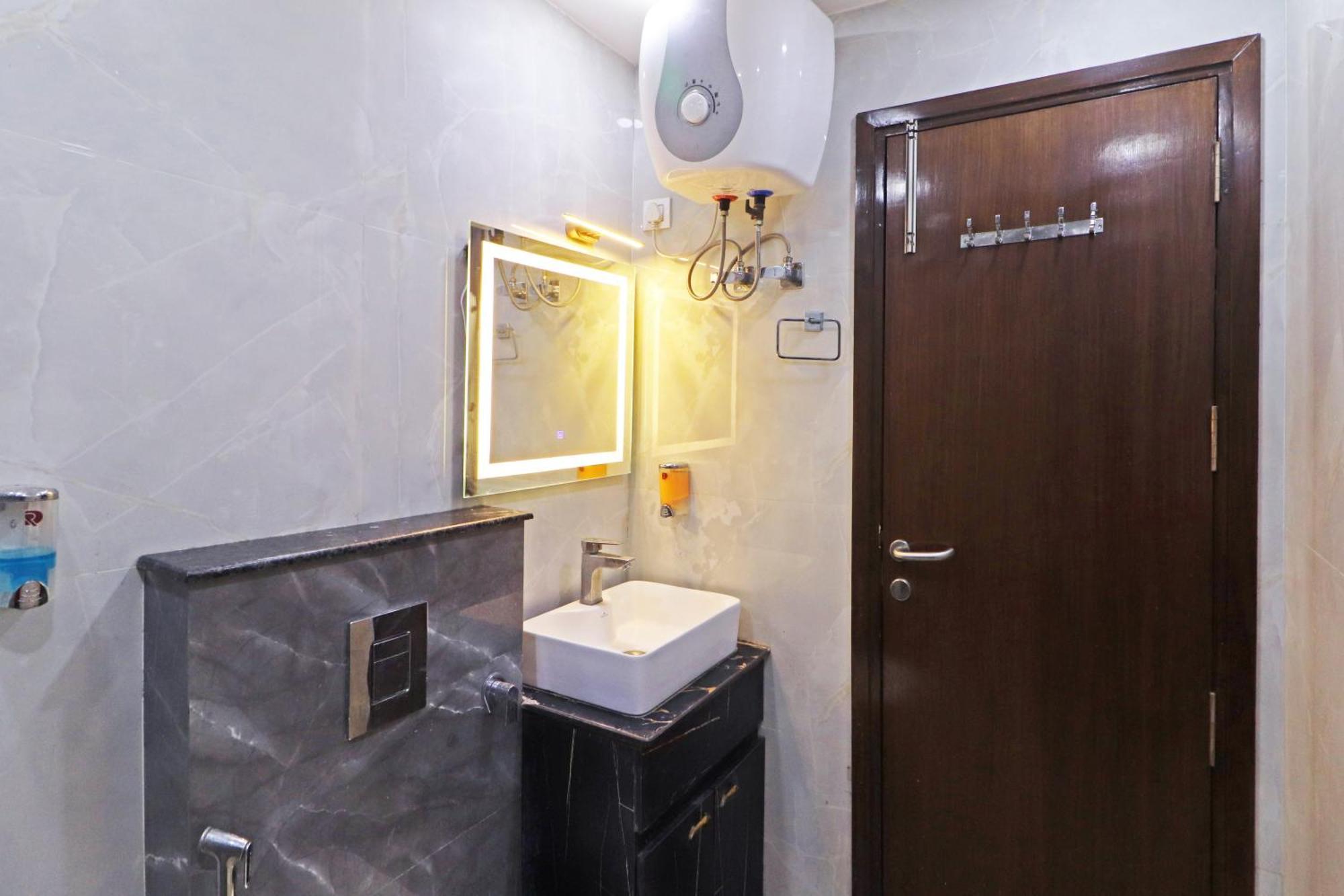 Hotel Samrat Residency 10 Mints Walking Distance Nizamuddin Railway Station New Delhi Bagian luar foto