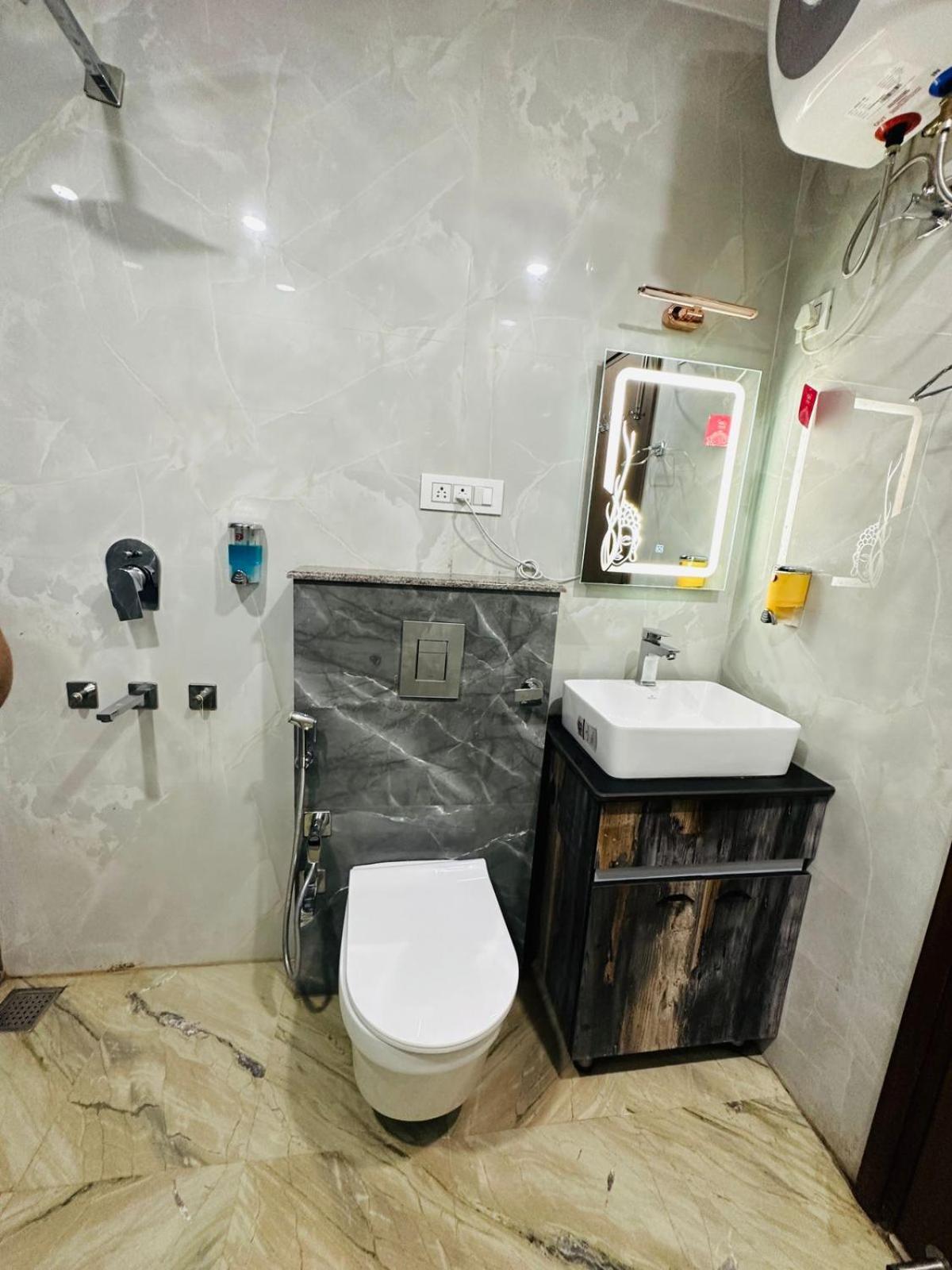 Hotel Samrat Residency 10 Mints Walking Distance Nizamuddin Railway Station New Delhi Bagian luar foto
