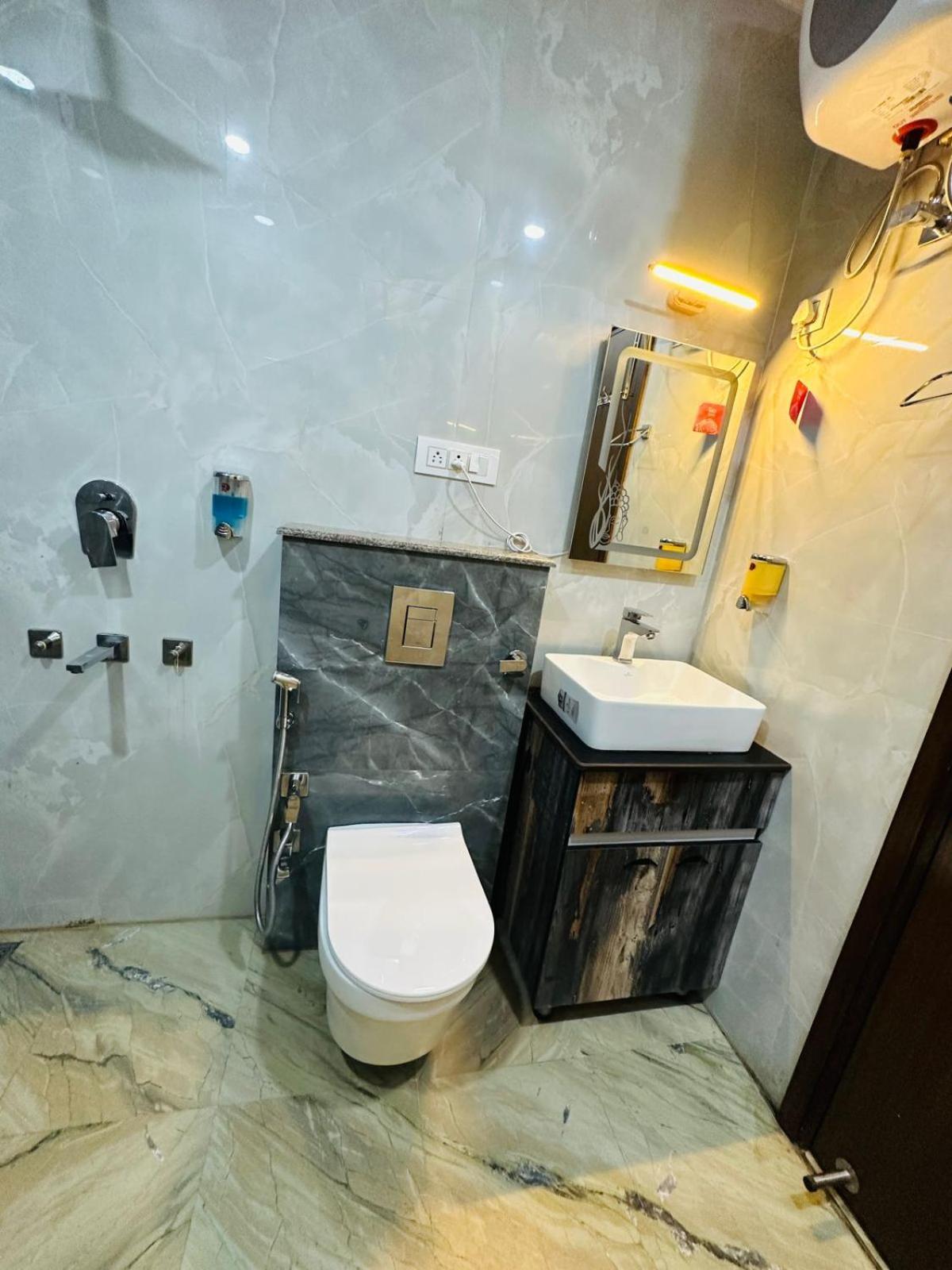 Hotel Samrat Residency 10 Mints Walking Distance Nizamuddin Railway Station New Delhi Bagian luar foto