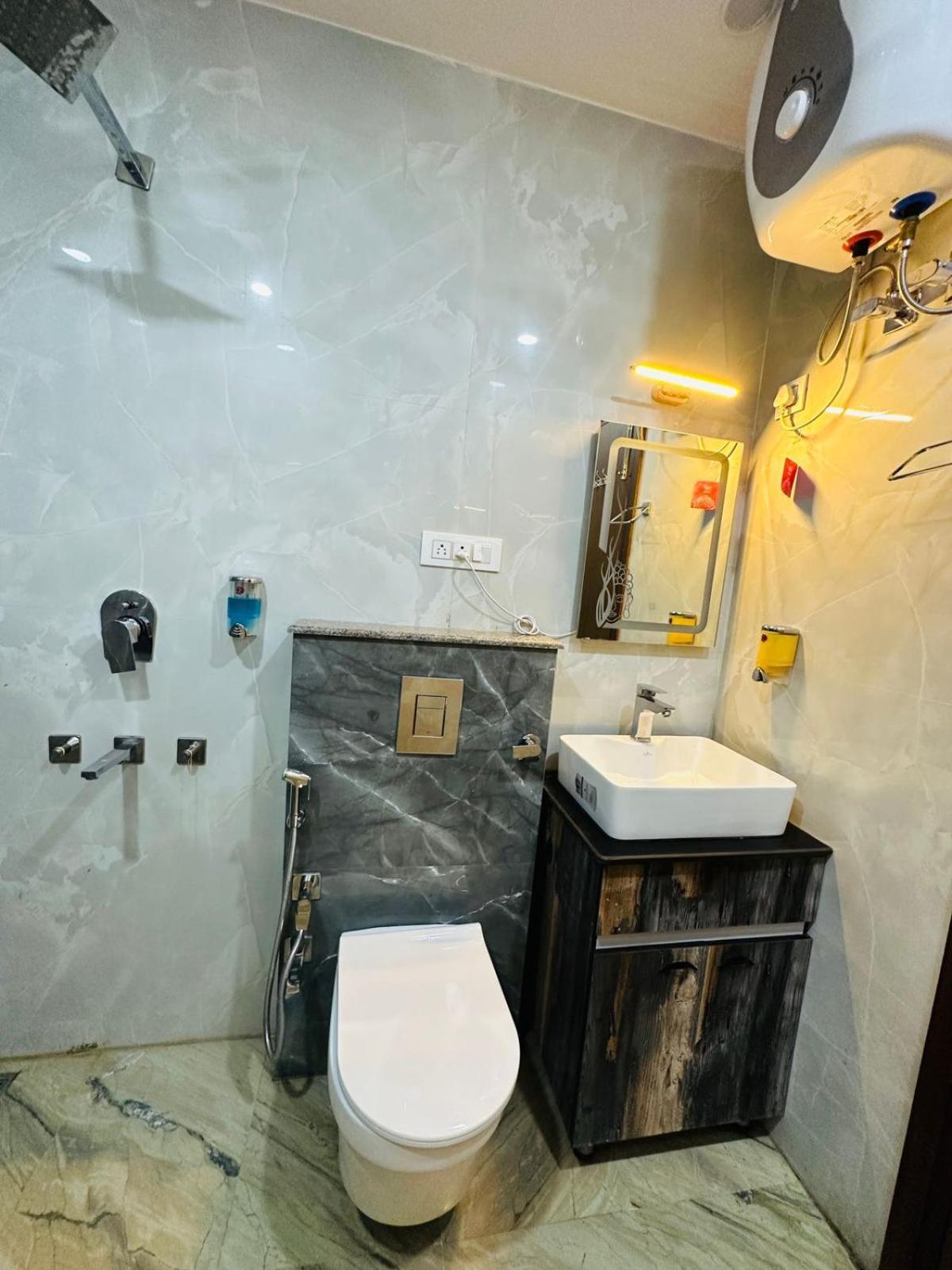 Hotel Samrat Residency 10 Mints Walking Distance Nizamuddin Railway Station New Delhi Bagian luar foto