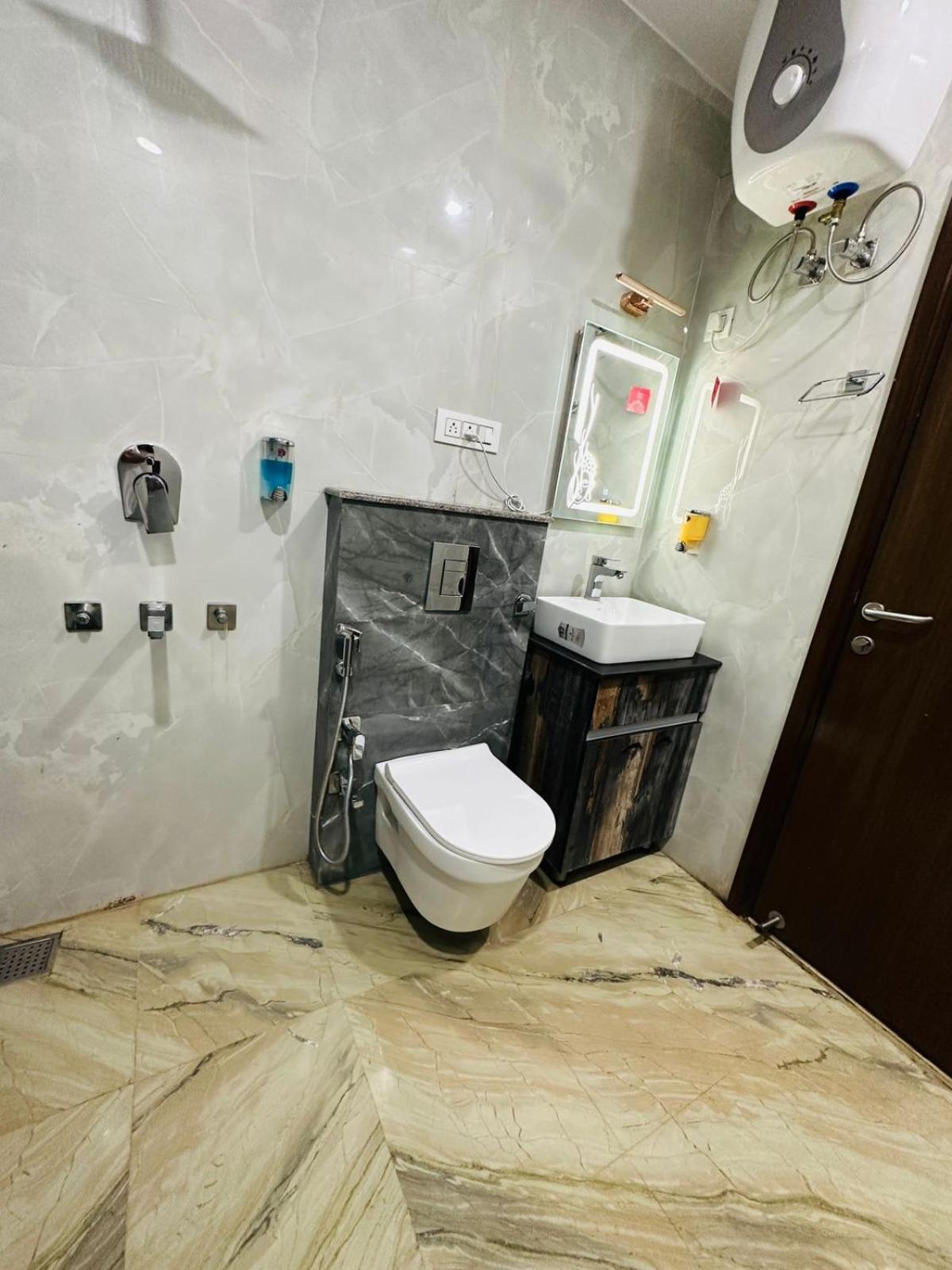 Hotel Samrat Residency 10 Mints Walking Distance Nizamuddin Railway Station New Delhi Bagian luar foto