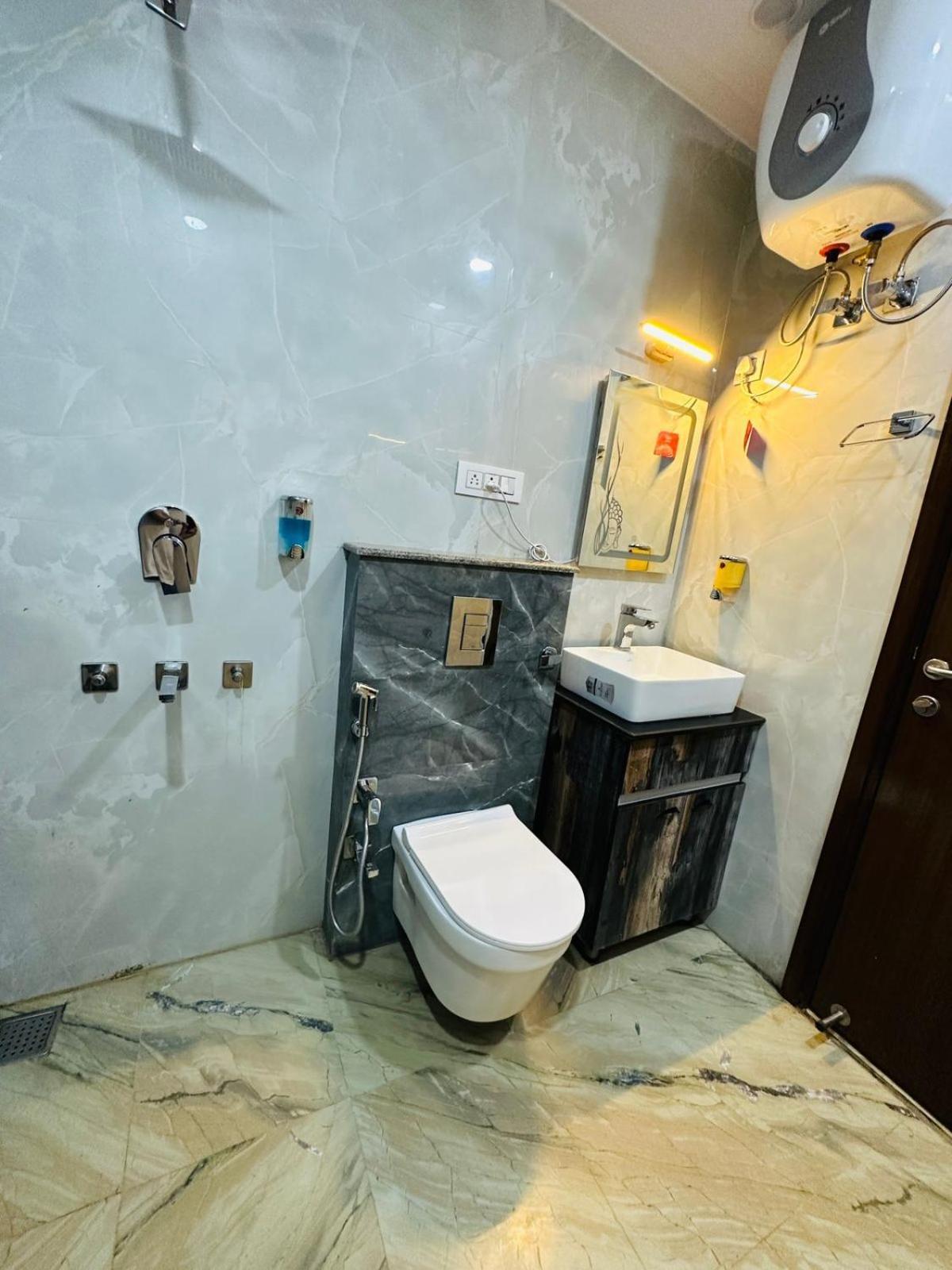 Hotel Samrat Residency 10 Mints Walking Distance Nizamuddin Railway Station New Delhi Bagian luar foto